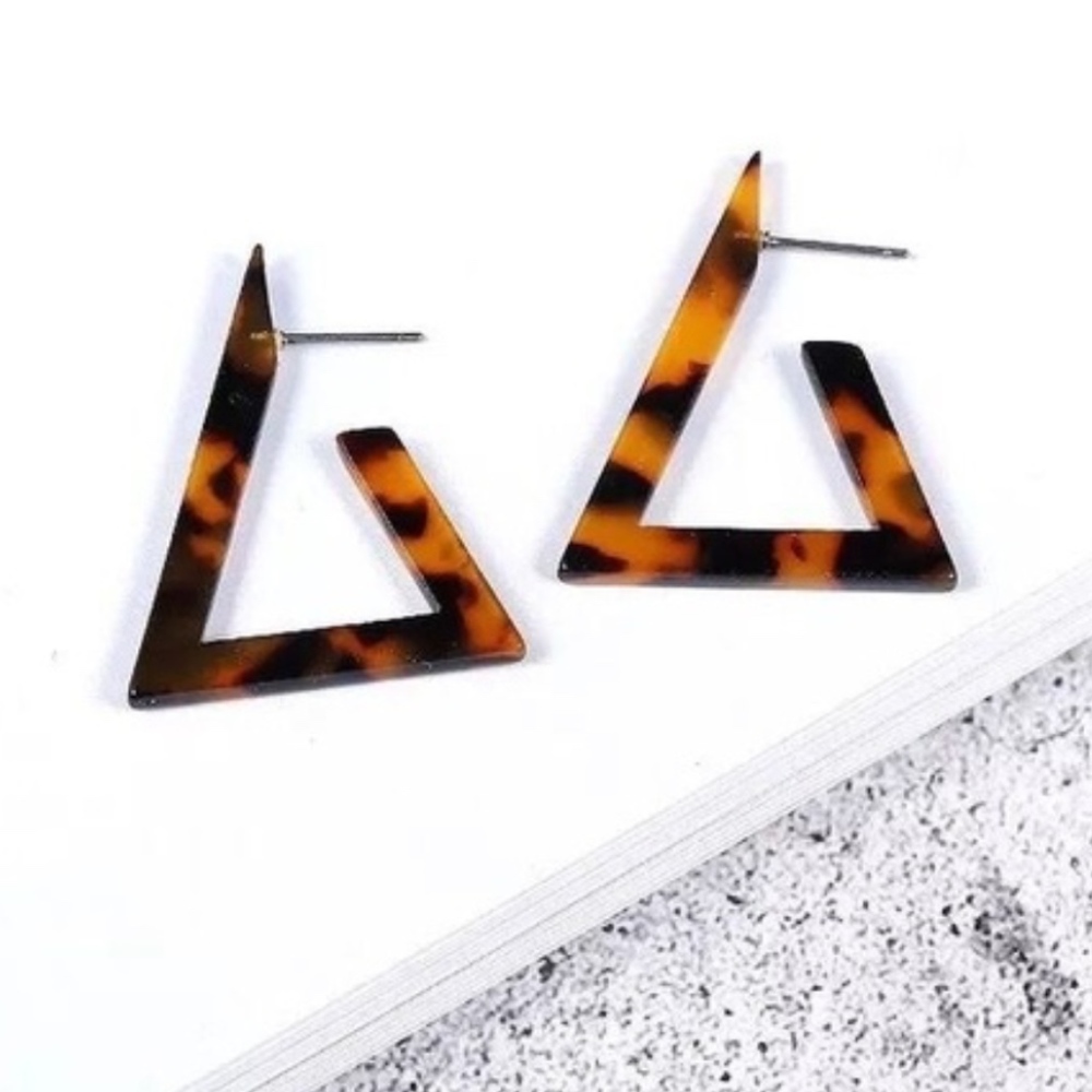 NWT Trendy mini triangle resin dangle earrings - Picture 2 of 5
